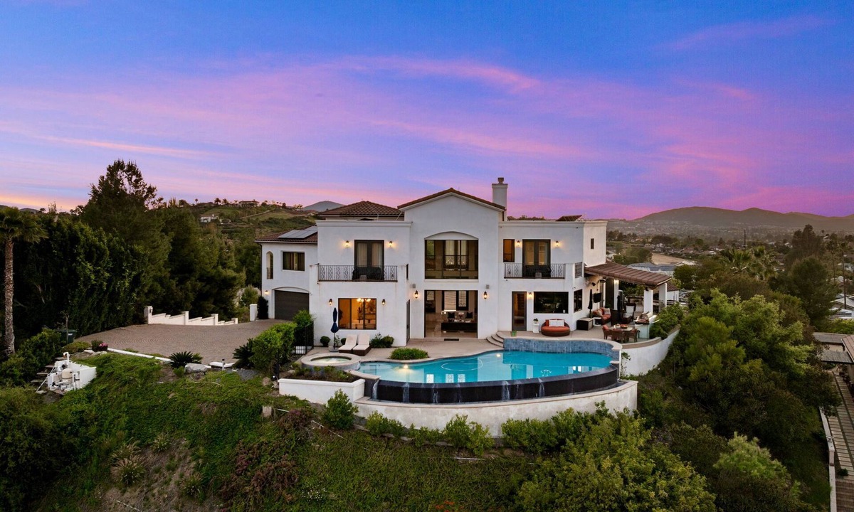 Poway House | Hillside Family Oasis: Infinity Pool & Sunset Spa w/o Guesthouse