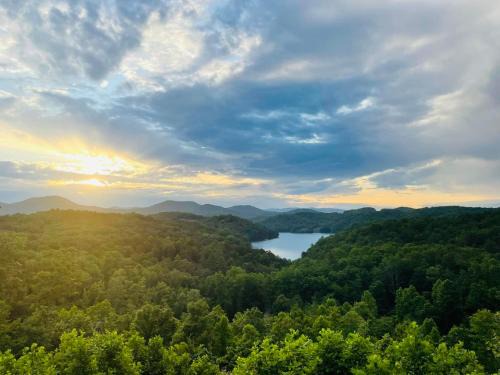 Unaka Villa | Hiwassee Lake Lodge - Private Mtn-Top Retreat - Lake Views - Sleeps 14