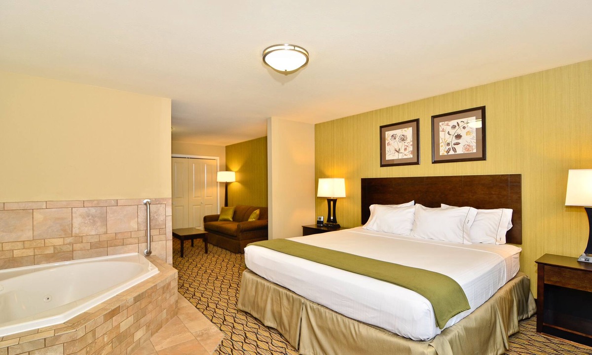 Williston Hotel | Holiday Inn Express and Suites Williston by IHG