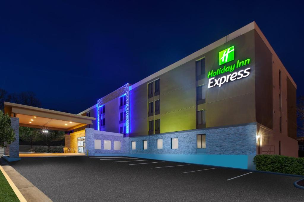 Fairfax Hotel | Holiday Inn Express Fairfax-Arlington Boulevard by IHG