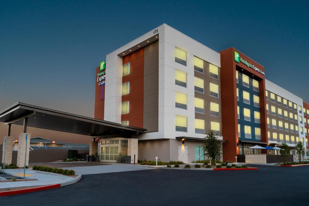 Las Vegas Hotel | Holiday Inn Express & Suites - Las Vegas - E Tropicana by IHG