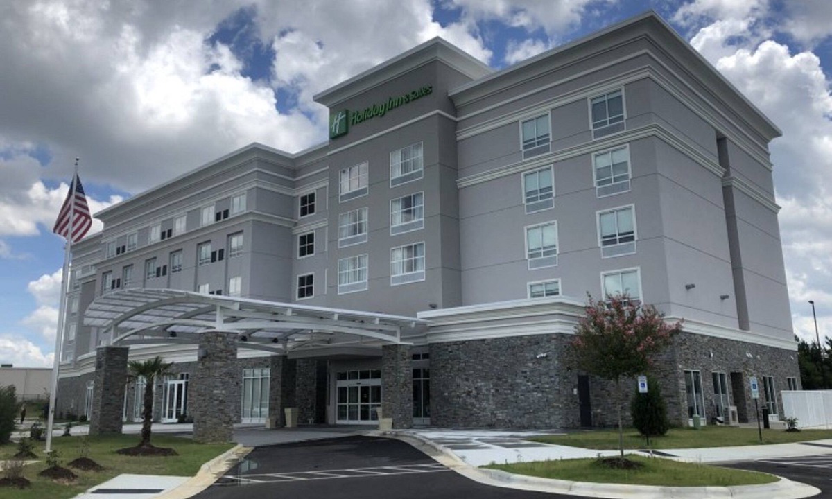 Fayetteville Hotel | Holiday Inn & Suites Fayetteville W-Fort Bragg Area by IHG