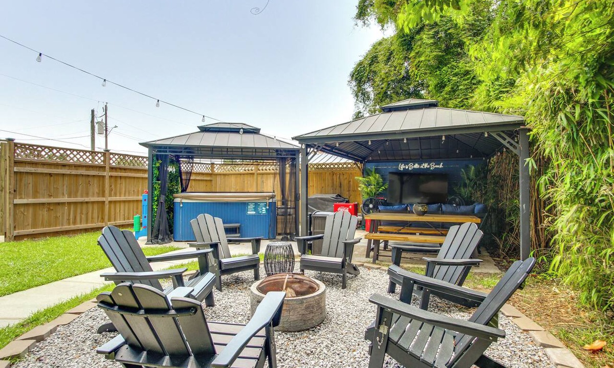 Mississippi City House | Hot Tub & Private Backyard! Gulfport Group Getaway