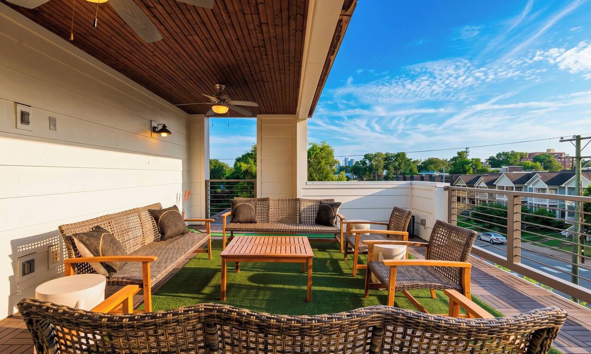 Salemtown House | Hot Tub + Rooftop Lounge + Game Room | Buchanan Arts | The Mod Buchanan