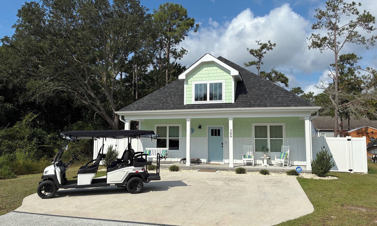 Tranquil Harbour House | Hot tub! Solo Stove! Beach Gear! Dog Friendly! Fenced Yard! Opt. Golf Cart