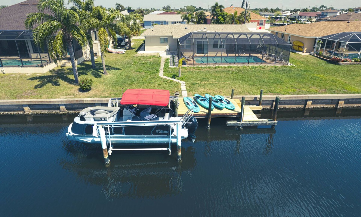 Edgewater House | House With A Boat - Boat, Heated Pool, Kayaks