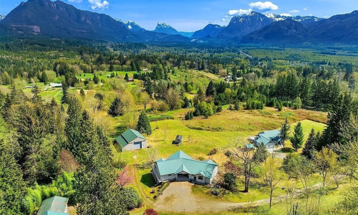Sultan Ski Chalet | Huge Chalet on 17 acres - Epic Mountain Views + Hot tub! 5 bed/3.5 bath