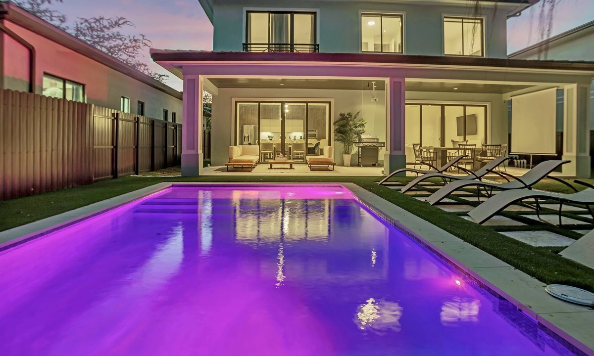 Riverside Park House | Huge! Modern, 5 bedroom home with the best backyard in all of FORT LAUDERDALE!