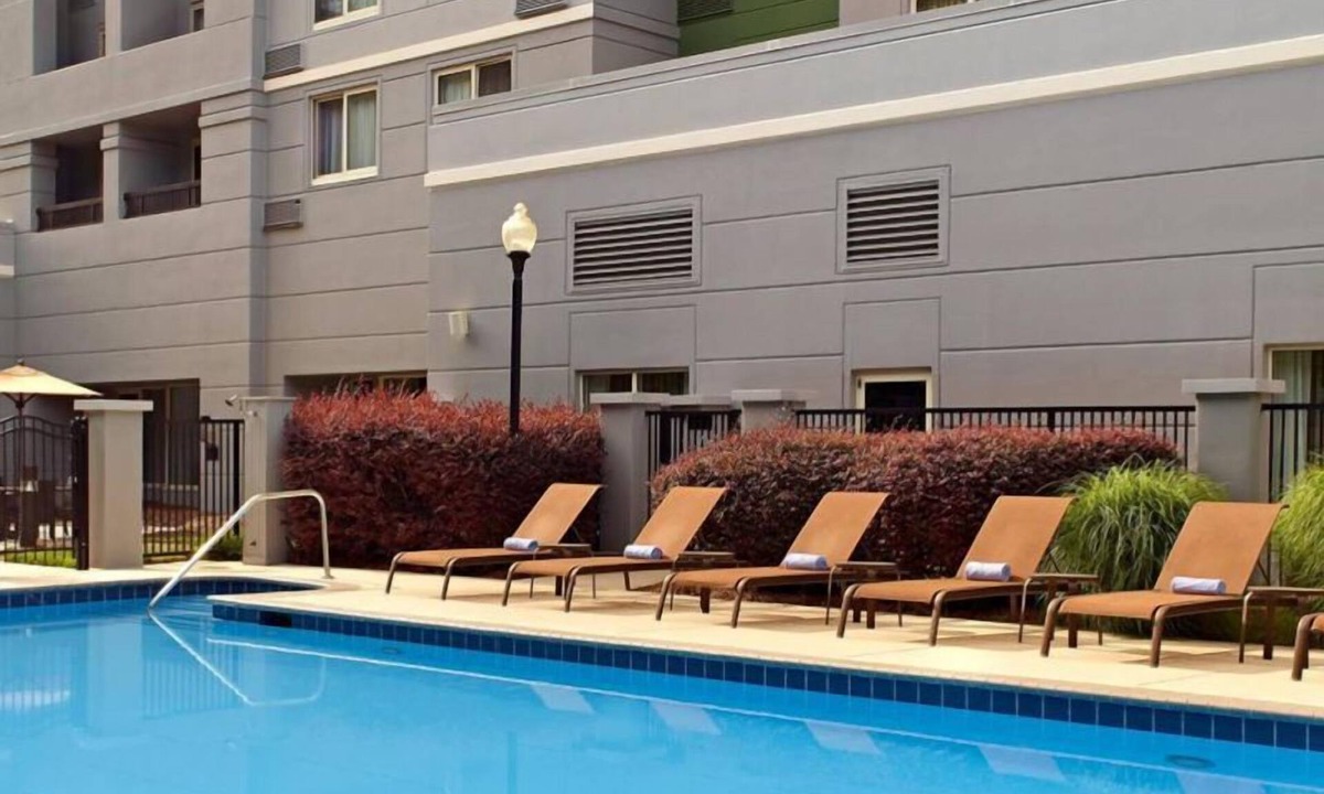 Home Park Hotel | Ideal Mix of Comfort and Value! 4 Modern Units, Pets Allowed, Seasonal Pool!