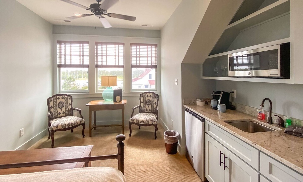 Oriental Hotel | Indigo Bunting Suite, Waterfront NC - River Dunes