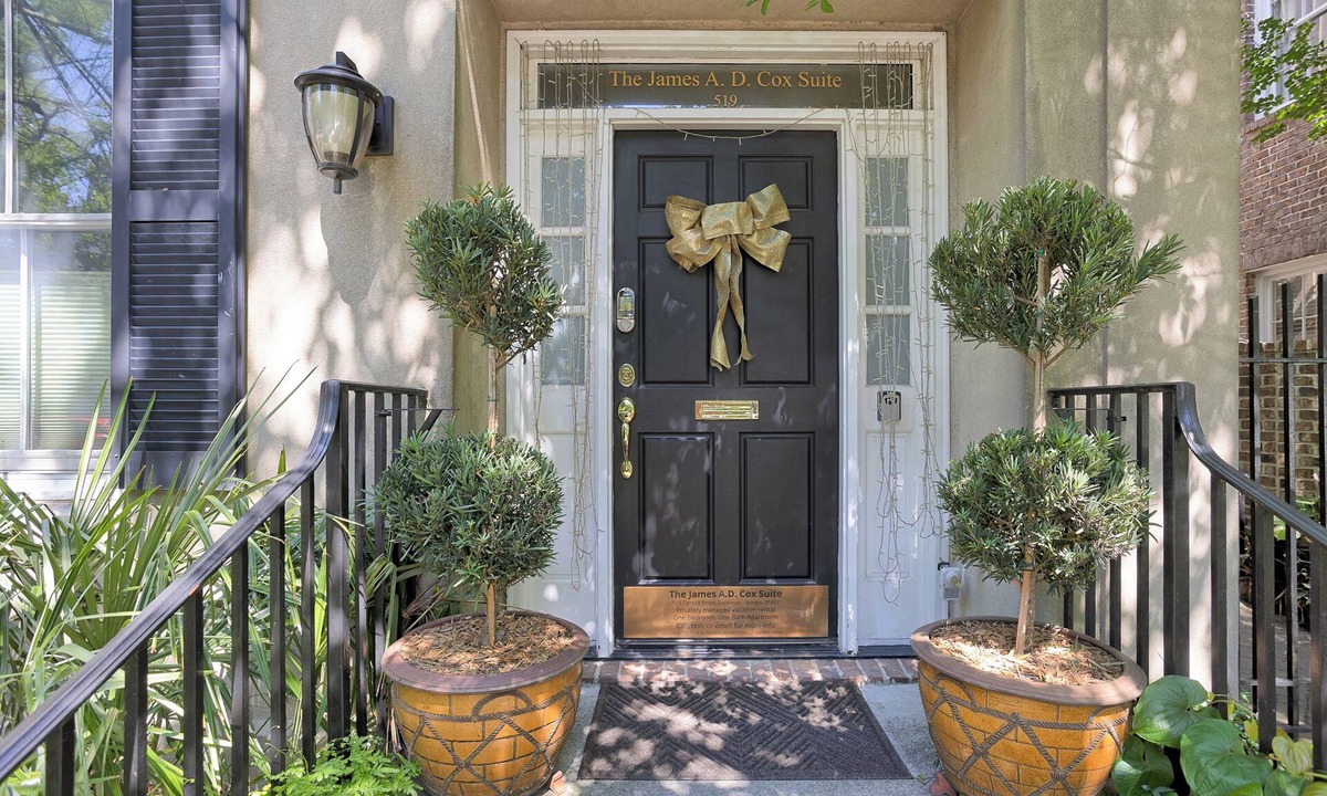 Historic Downtown Savannah Apartment | Inviting garden level apartment, The JAD Cox Suite