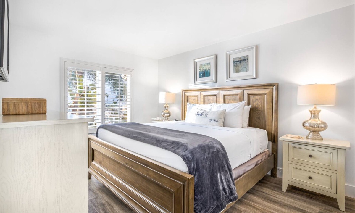 Captiva Apartment | Island Getaway | Free Parking, Pool| 2 Bedroom Marina Villa