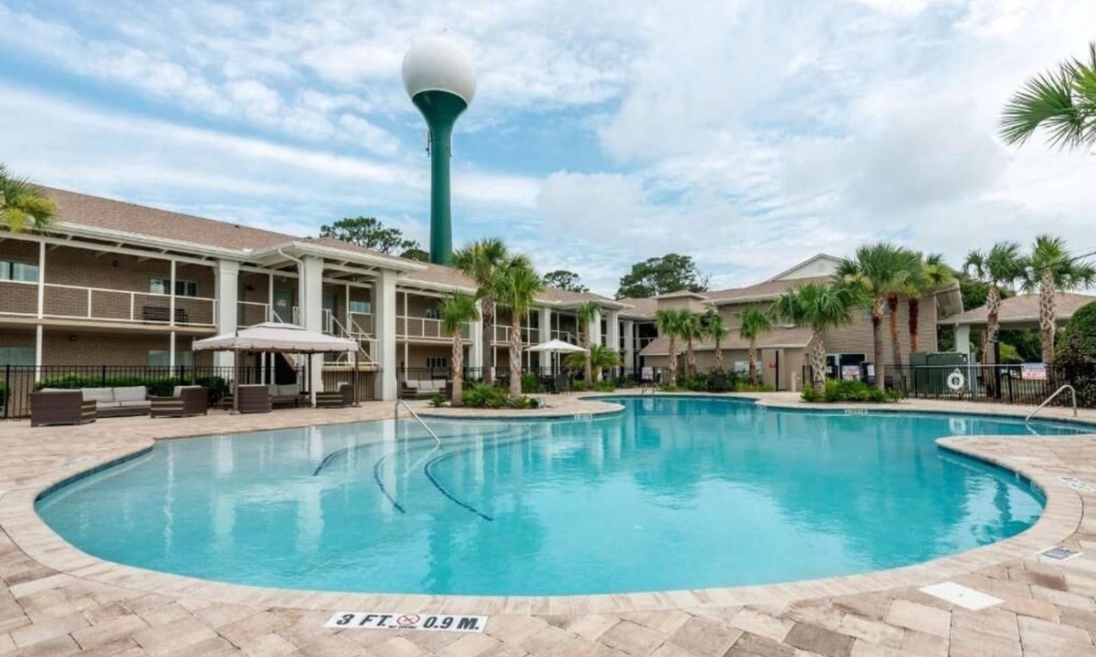 Jekyll Island Hotel | Jekyll Island Stay | Near Beaches | Pool Access | Free Parking | Free Breakfast