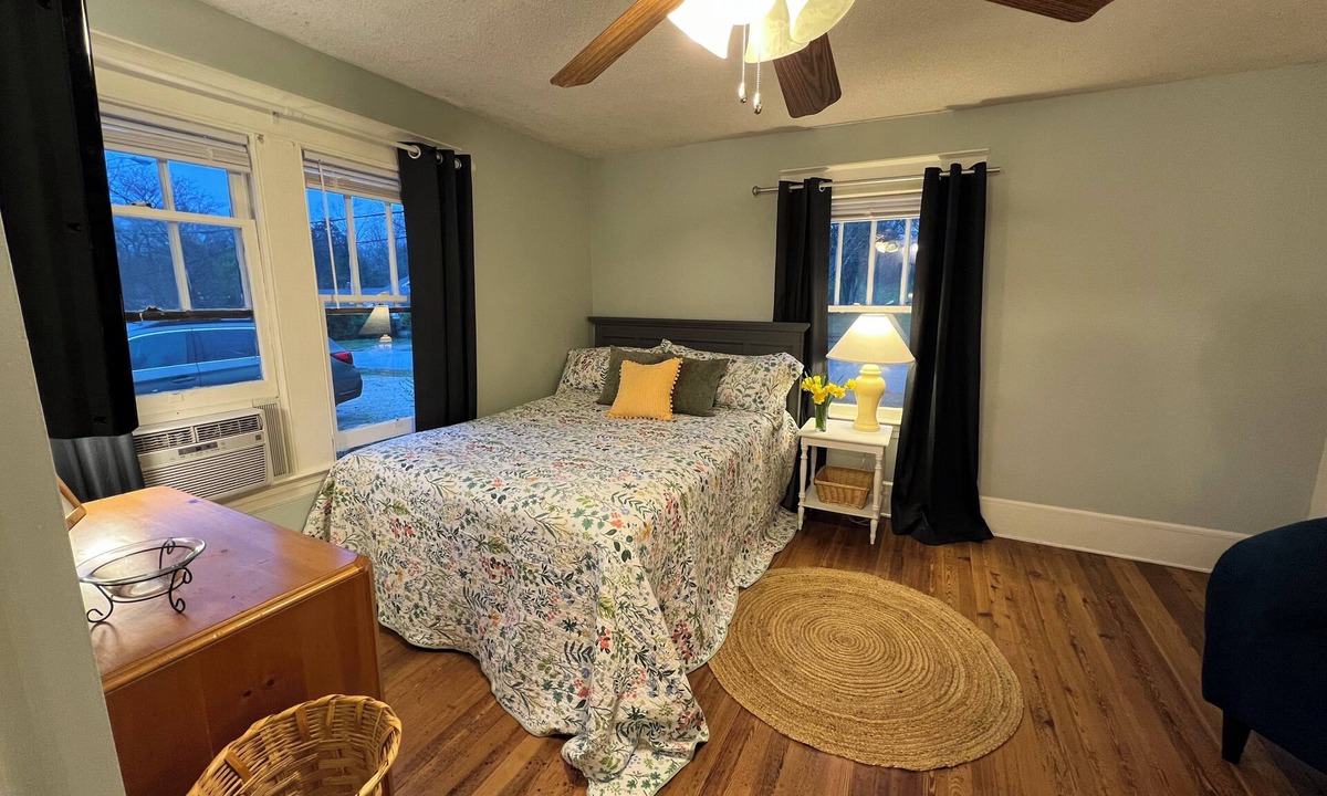 High Point Apartment | Jude's cozy & convenient downtown studio Apt.