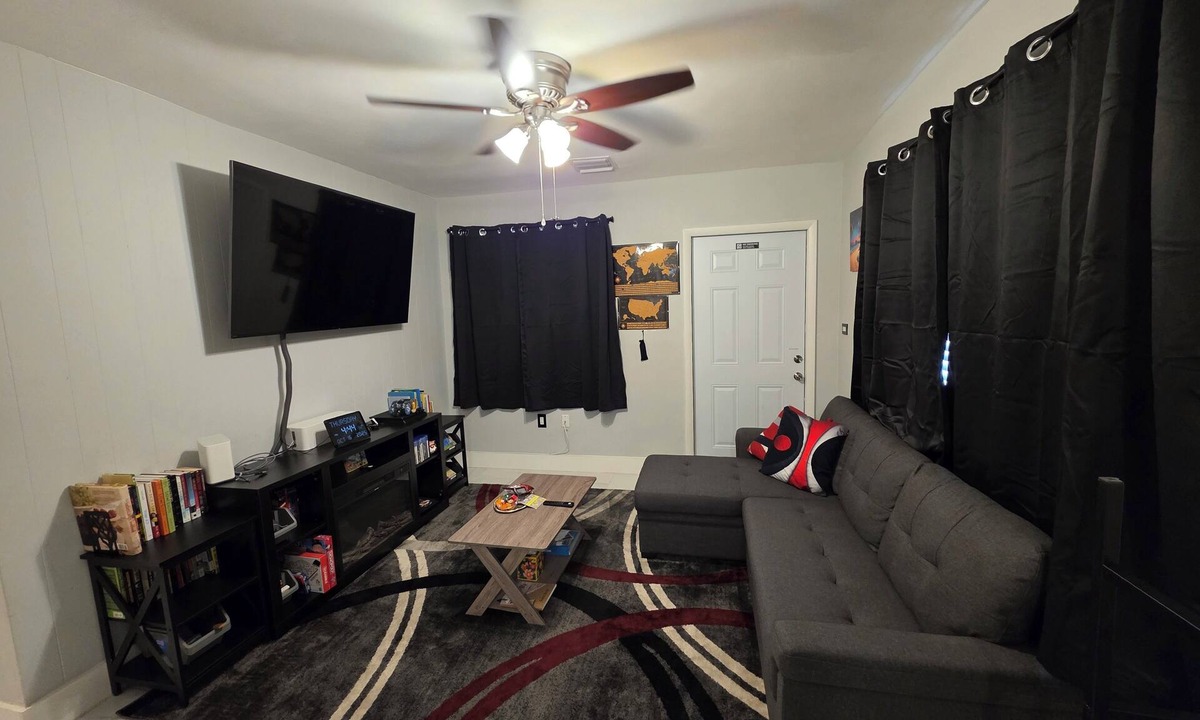 Lauderhill House | Kind Nest - 15 mins from downtown, airport, and beach. Washer/dryer available