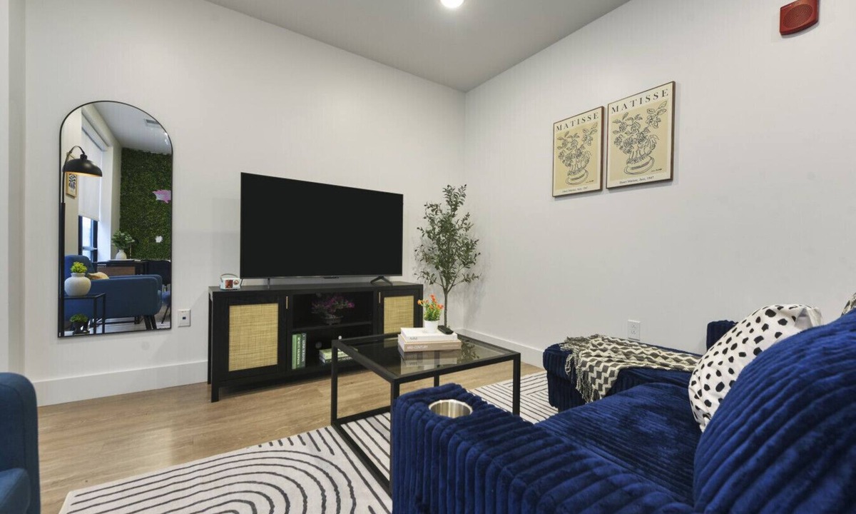 East Liberty Apartment | King Bed | Free Parking | Near UPMC, Pitt & CMU