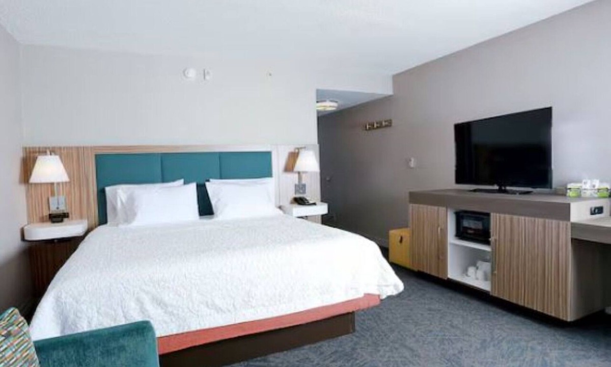 Wesley Chapel Hotel | King Bed Room w/SofaBed + Complimentary Breakfast