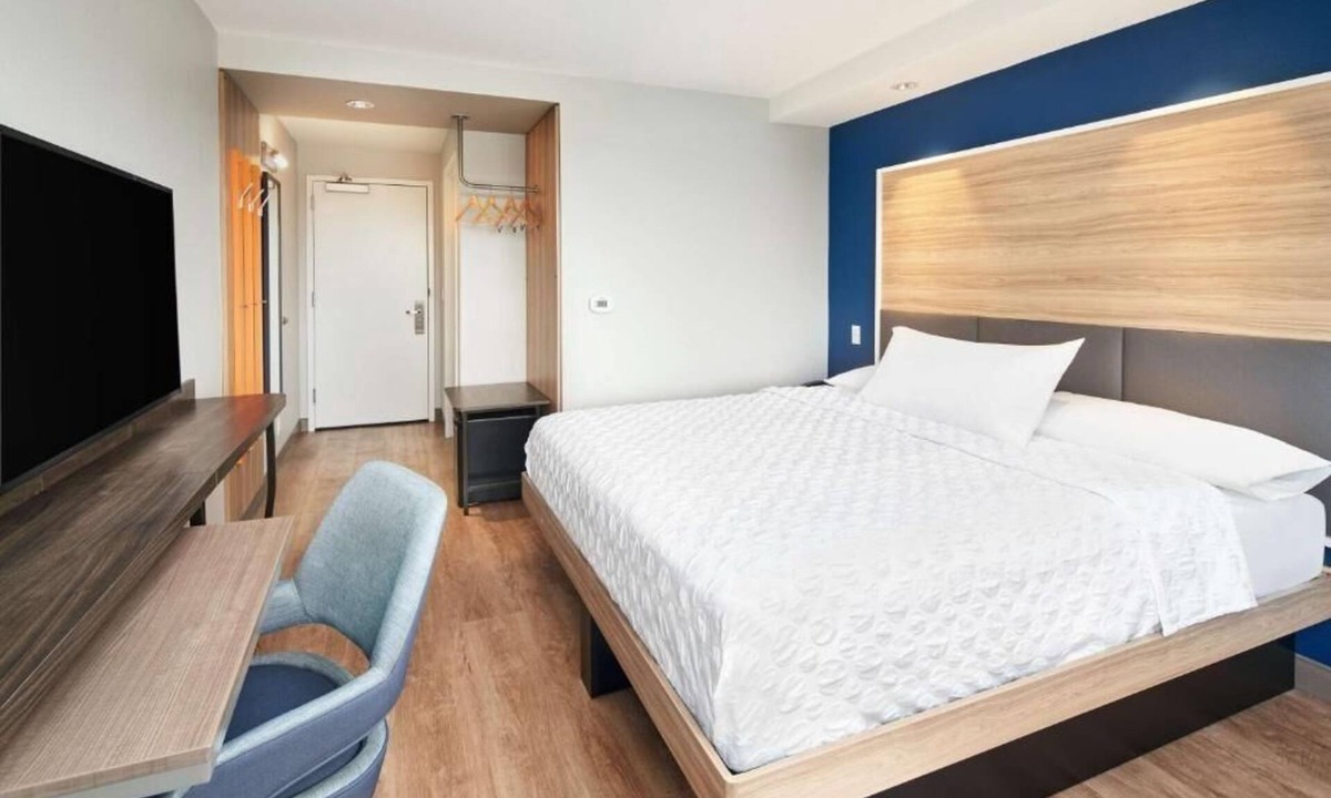 Dania Beach Hotel | King Room | Near Fort Lauderdale Beach & Airport