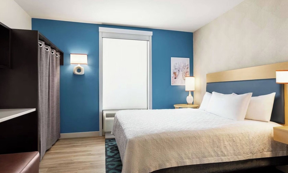 Queens Hotel | King Studio Suite w/a Bright Layout, Relaxing Ambience, & Comfortable Feel