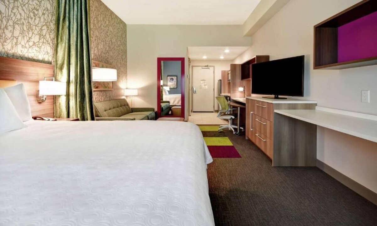 Jekyll Island Hotel | King Studio w/Kitchenette & Pool; 0.3 mi to Jekyll Island Convention Center