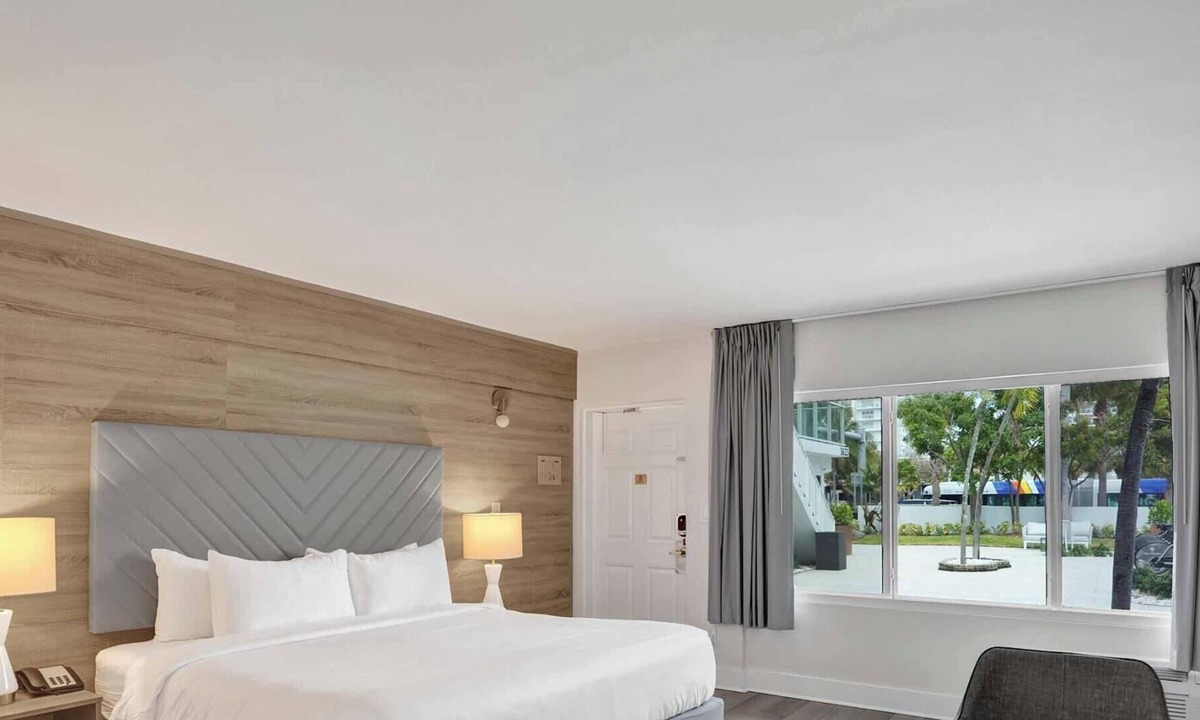 Galt Mile Apartment | King Suite with Kitchenette at Ocean Blvd Near the Beach!