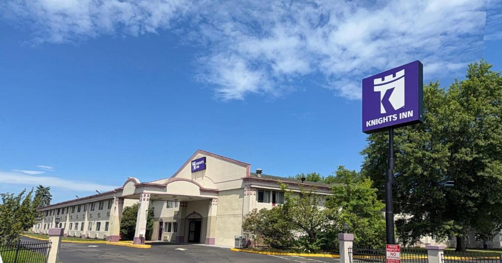 North Meadows Hotel | Knights Inn Hartford
