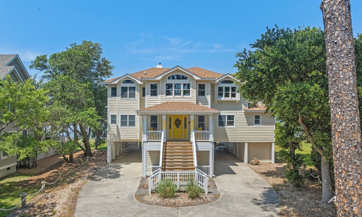 Corolla Light House | La Dolce Vita: Soundfront, Shared Pool, Hot Tub