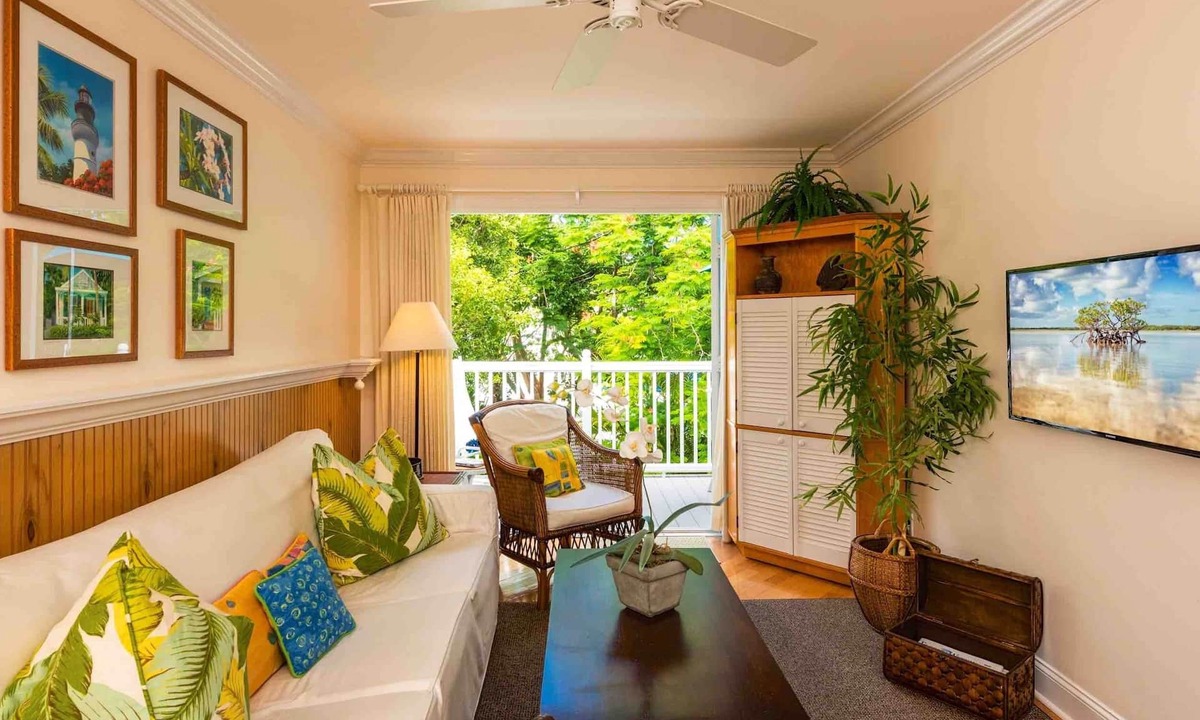 Truman Annex Condo | *LA PETITE PENTHOUSE @ THE ANNEX* Elegant Condo & Pool + LAST KEY SERVICES.