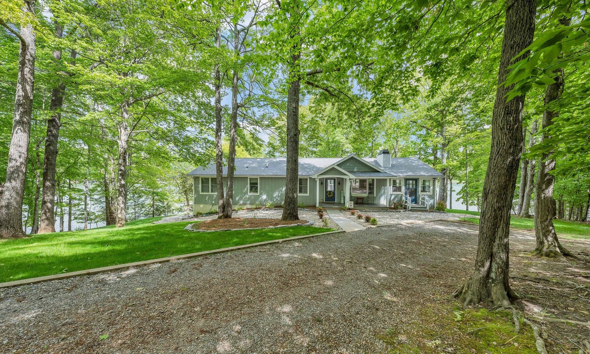 Huddleston House | Lake Point Retreat - Lakefront Home with Hot Tub, Fire pit & Game room
