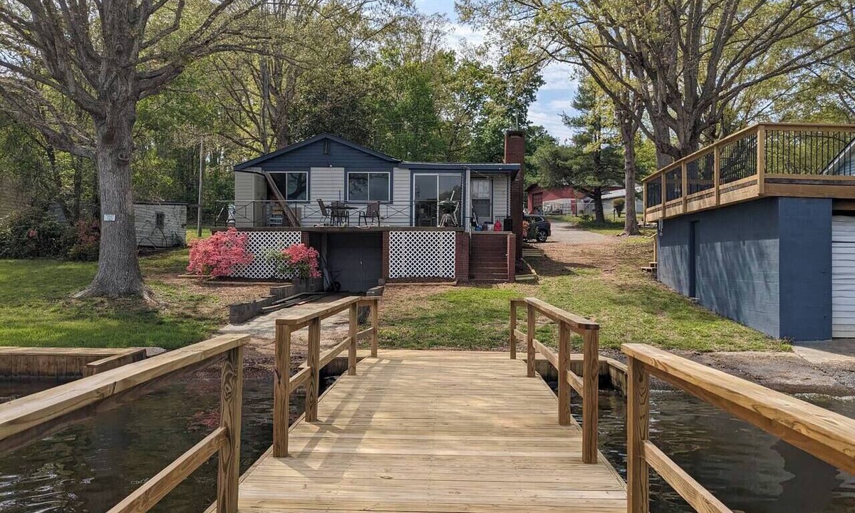 New London House | Lake Shack baby! 3 bed, 1.5 bath lake front cottage!