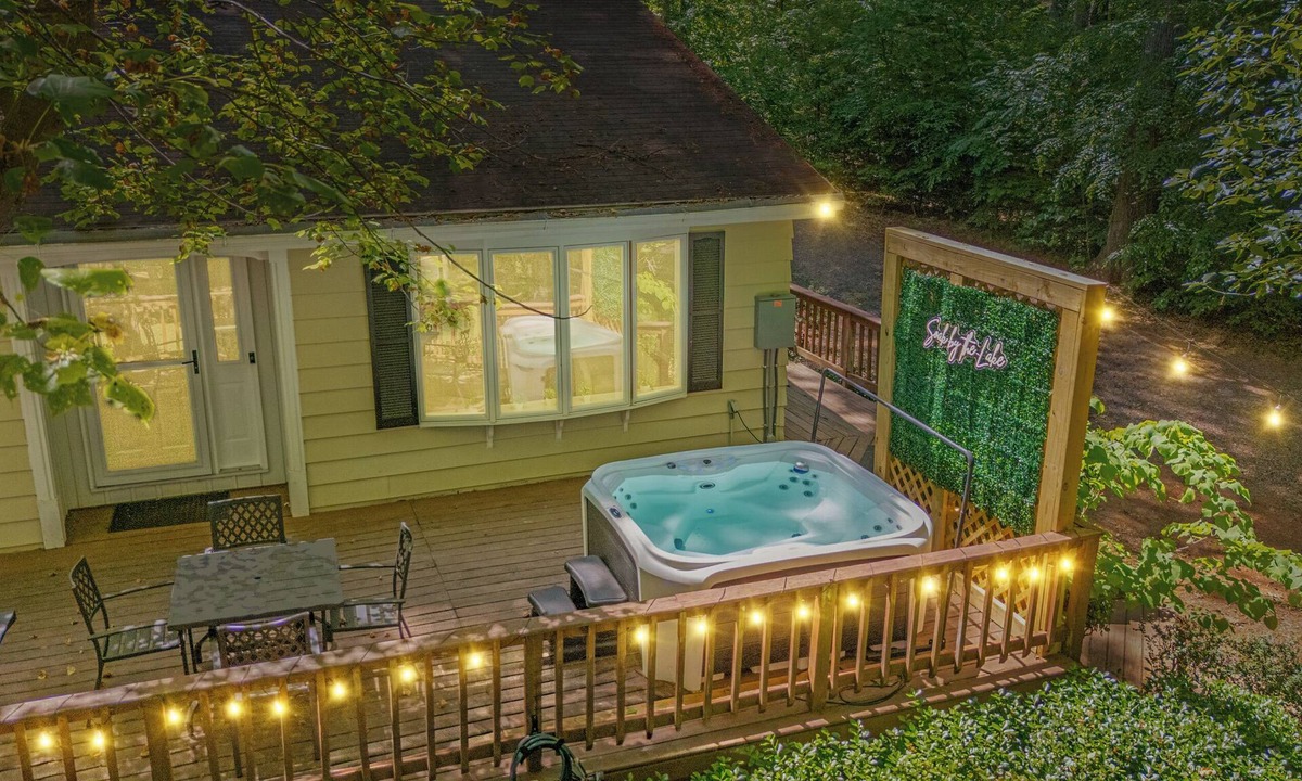 Livingston House | Lakefront Retreat: Hot Tub, EV Charger, Gazebo, Dock & Outdoor Chimney!