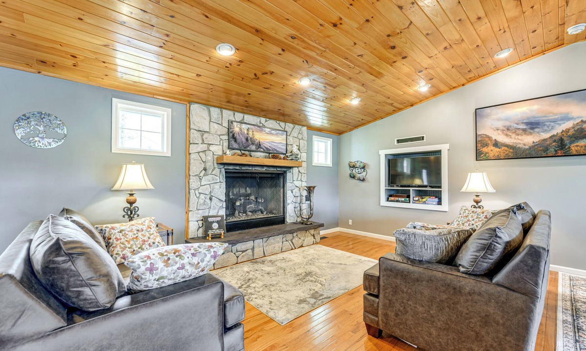 Robbinsville House | Lakefront Cabin Retreat w/Dock in Robbinsville!