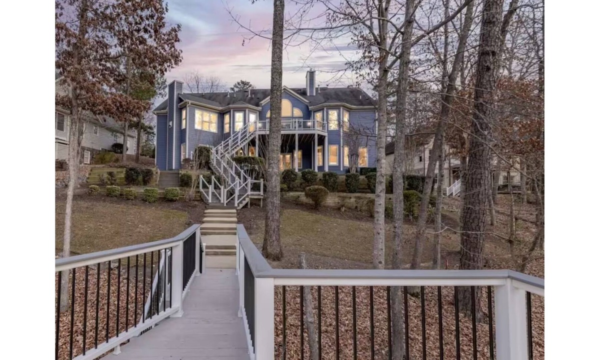 Olde Ferry Estates House | Lakefront, Theater, Gym, Fire Pit, Lily pad, Pool table, Kayaks, Paddle board