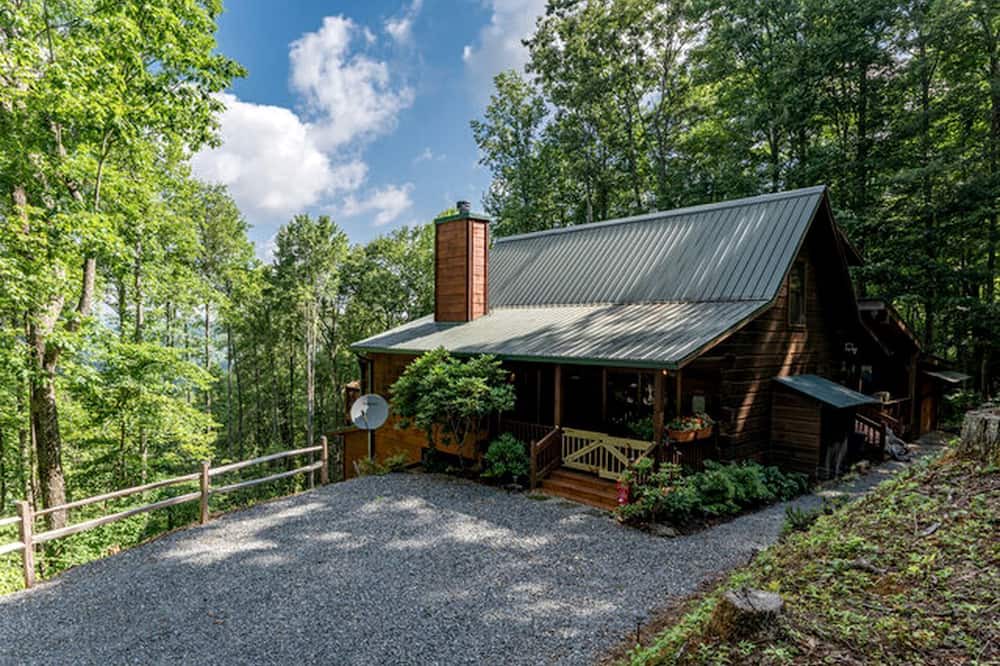 Topton Cabin | Lakeside Log Cabin in Topton, North Carolina, Perfect for Recharging your Batteries in Nature