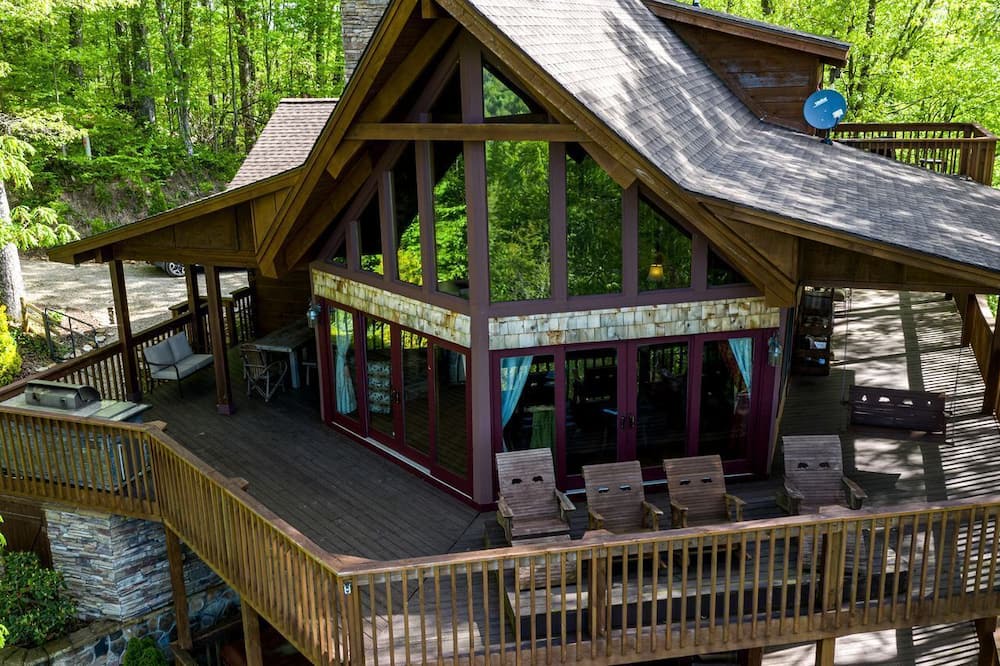 Topton Cabin | Lakeview Cabin with Large Private Deck in Topton, North Carolina