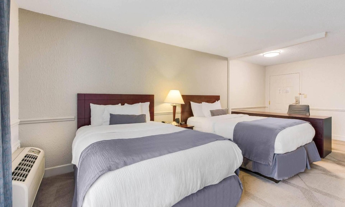 Blue Ash Hotel | Large Room with Hot American Breakfast Perfect for Family Trips Near Summit Park