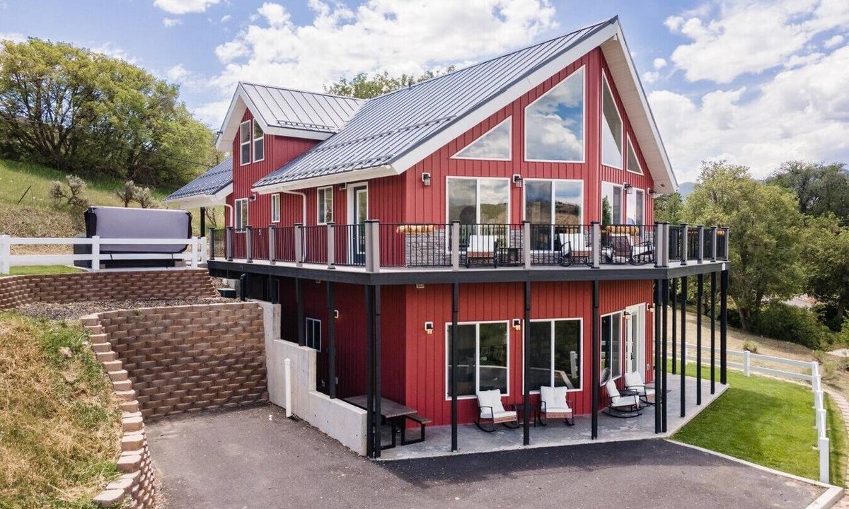 Lava Hot Springs House | Lava`s Red King of The Hill