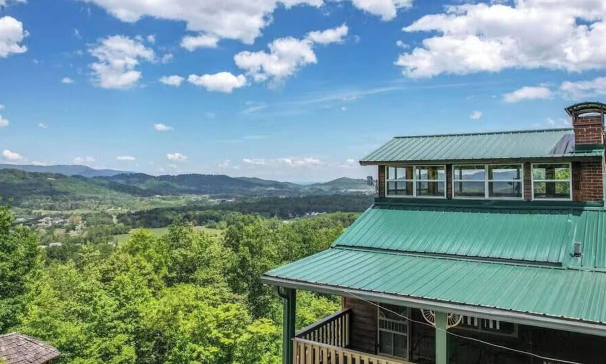 Wears Valley Cabin | Little Greenbriar Lodge: Free Attraction Tickets, Hot Tub, Mtn Views & Adjacent National Park