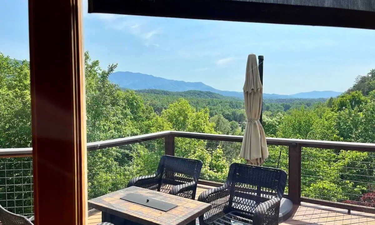 Pittman Center Cabin | Location Location Location ! Resort Pools , Hot Tub ! MILLION DOLLAR VIEW !