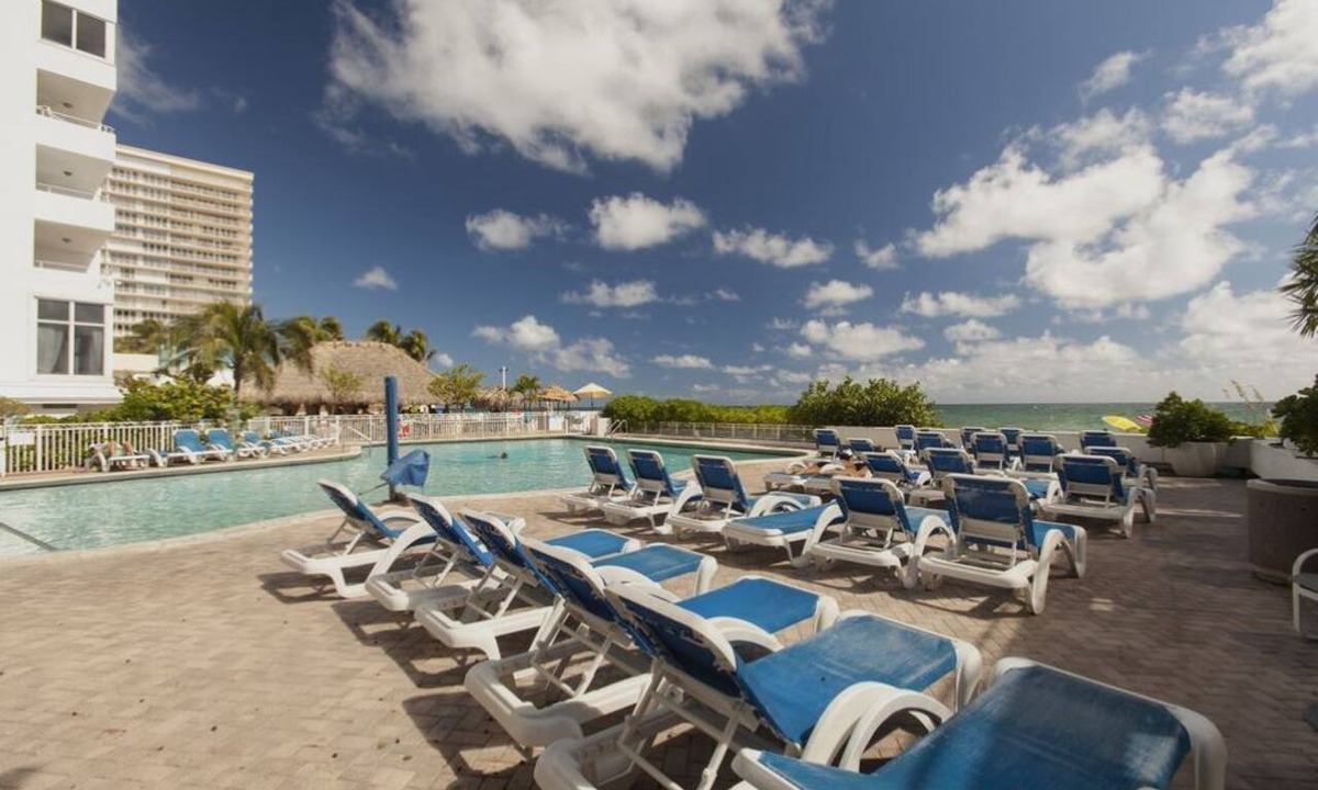 Galt Mile Condo | Lovely One-Bedroom Partial Oceanview Condo at Ocean Manor Resort