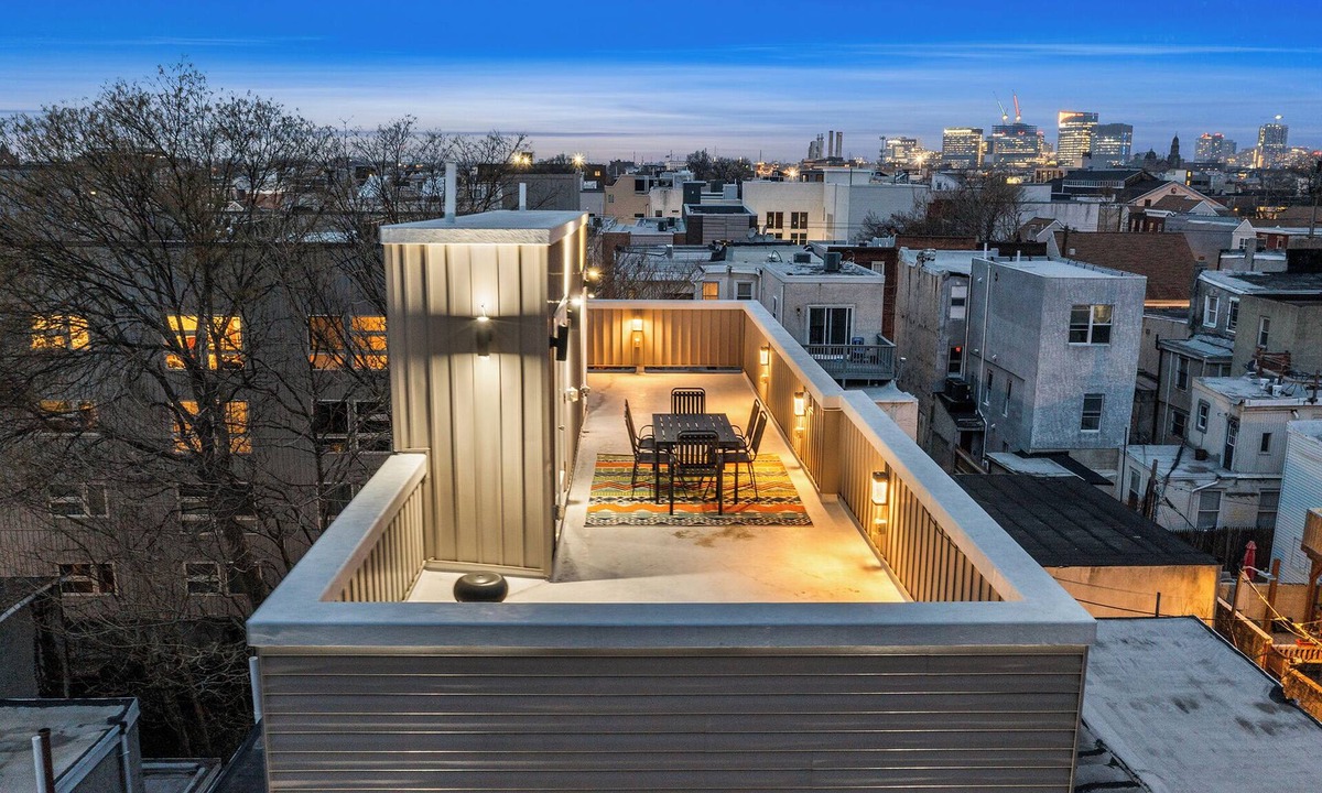 Newbold House | LUX 4BR/4.5 Bath with Roof Deck views and Steps to Subway
