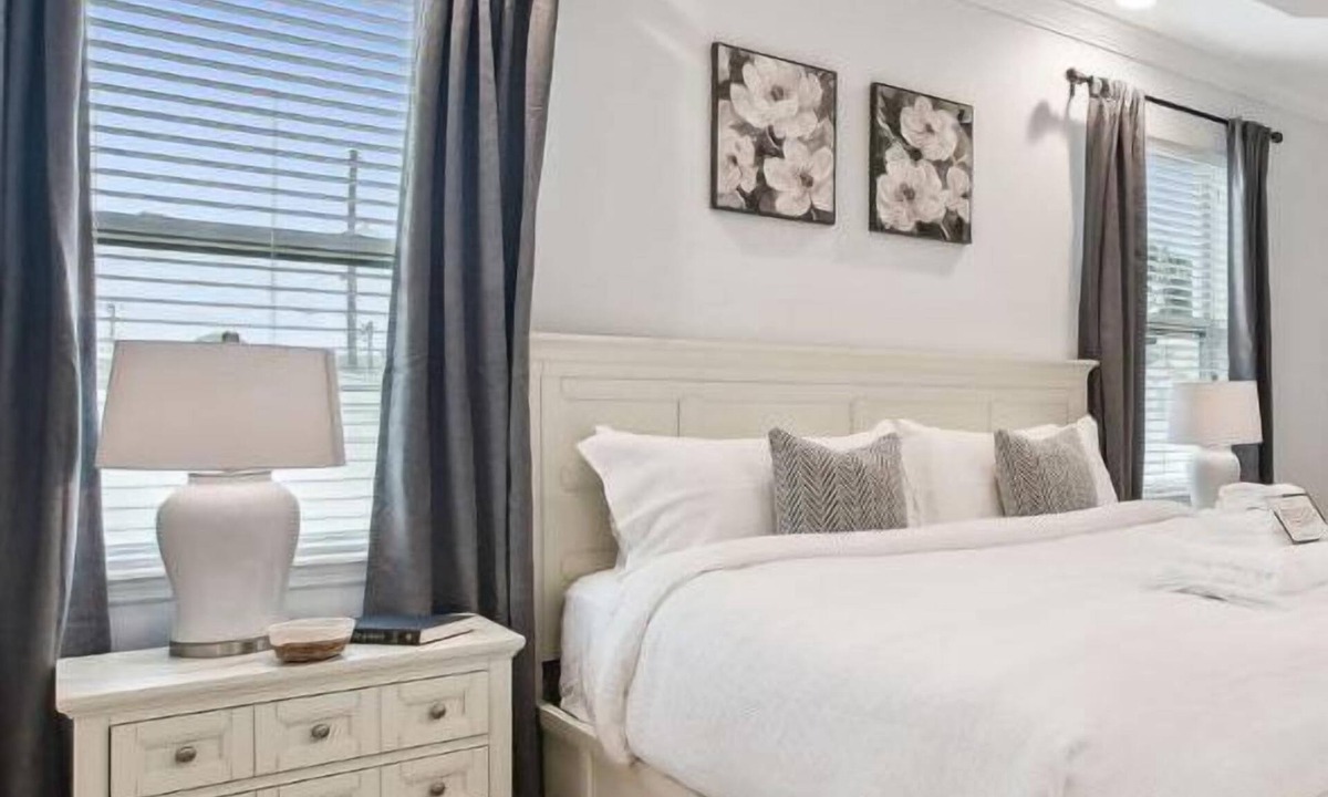 Tampa House | Lux 4BR Tampa Retreat - Mins Walk to RJ Stadium