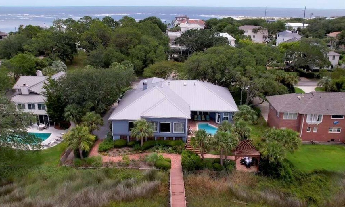 East Beach House | Lux Home, Pool, Riverfront Dock, Gourmet Kitchen .