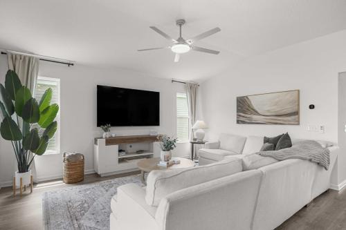 Sumter County House | Luxe 3BR With Golf Cart, Long & Short Stays, Walk to Eastport