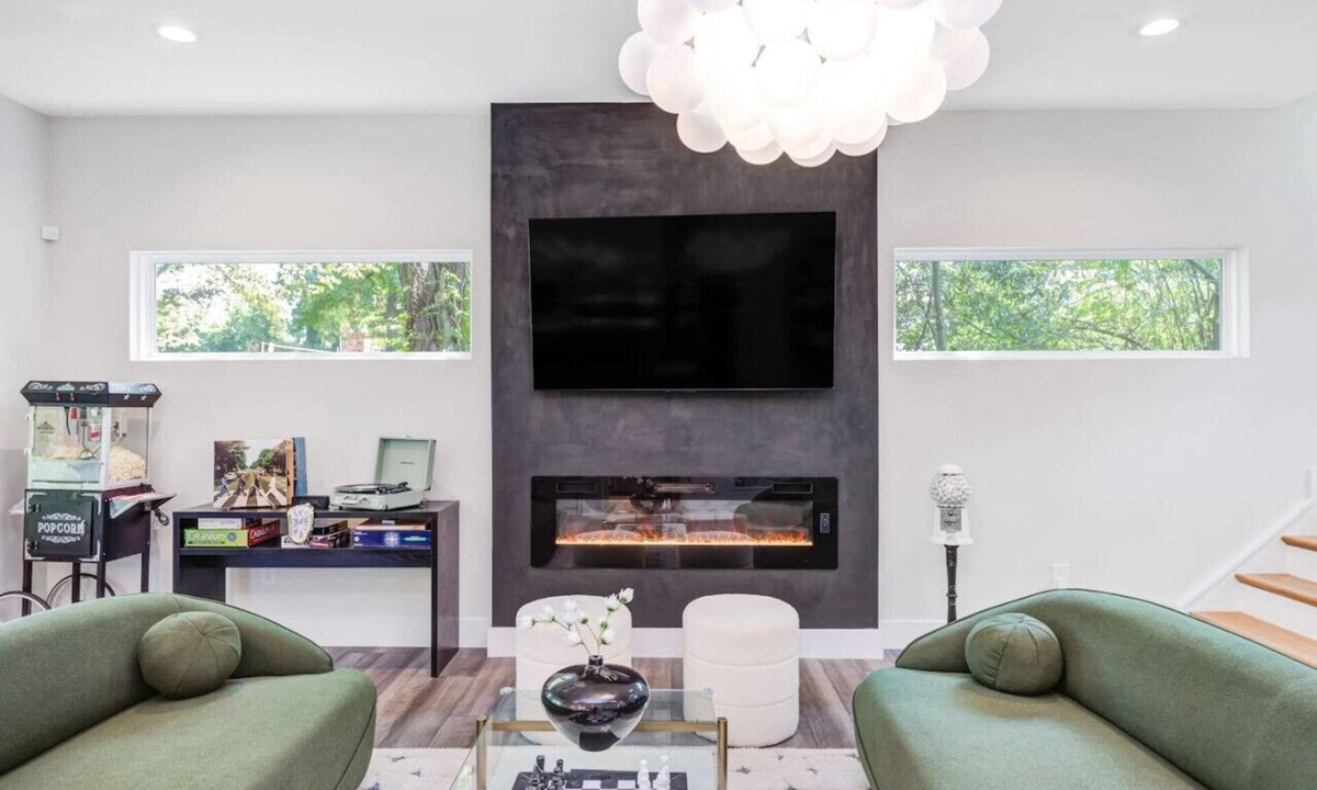Durham House | Luxe Home 4 Mins to Duke, DPAC, Downtown Durham | King Beds, Pool, Fire Pit, BBQ, Pet OK