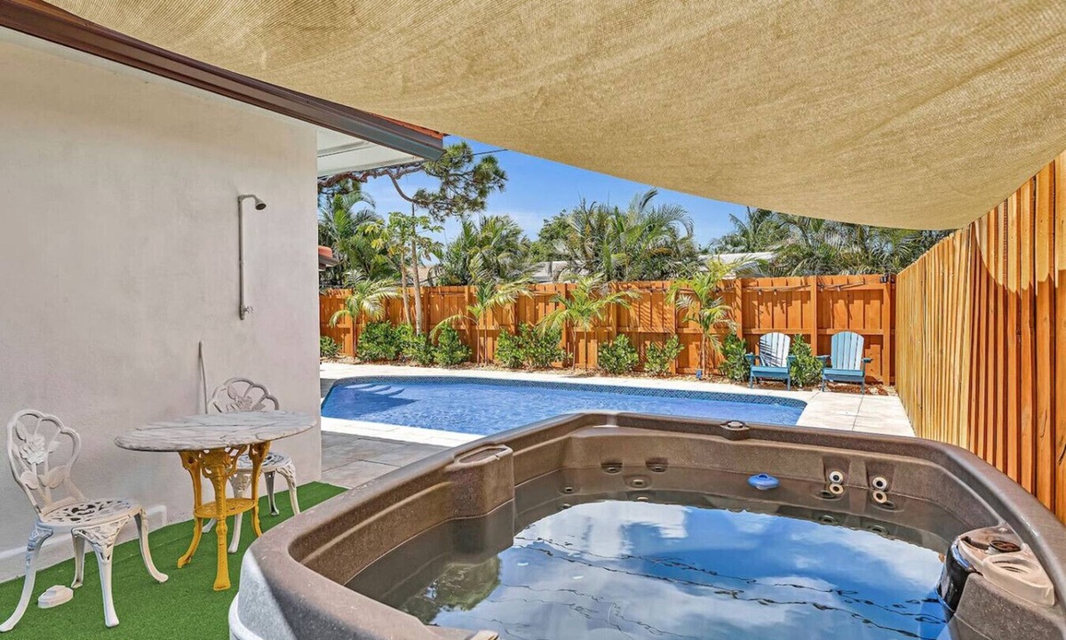 Coral Ridge Isles Villa | LUXE Villa 2mi BEACH+BOAT Rental+HTD POOL+SPA!