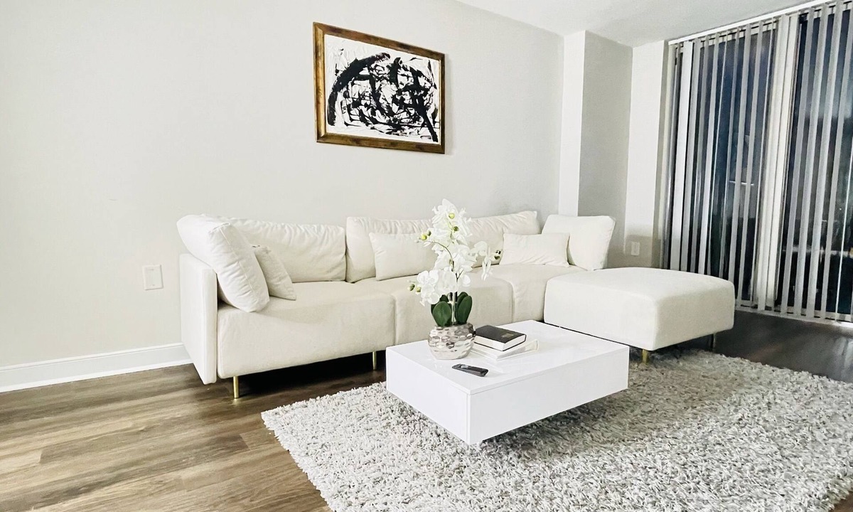 Downtown Apartment | Luxury 1-Bedroom with Rooftop Pool,Gym Facility