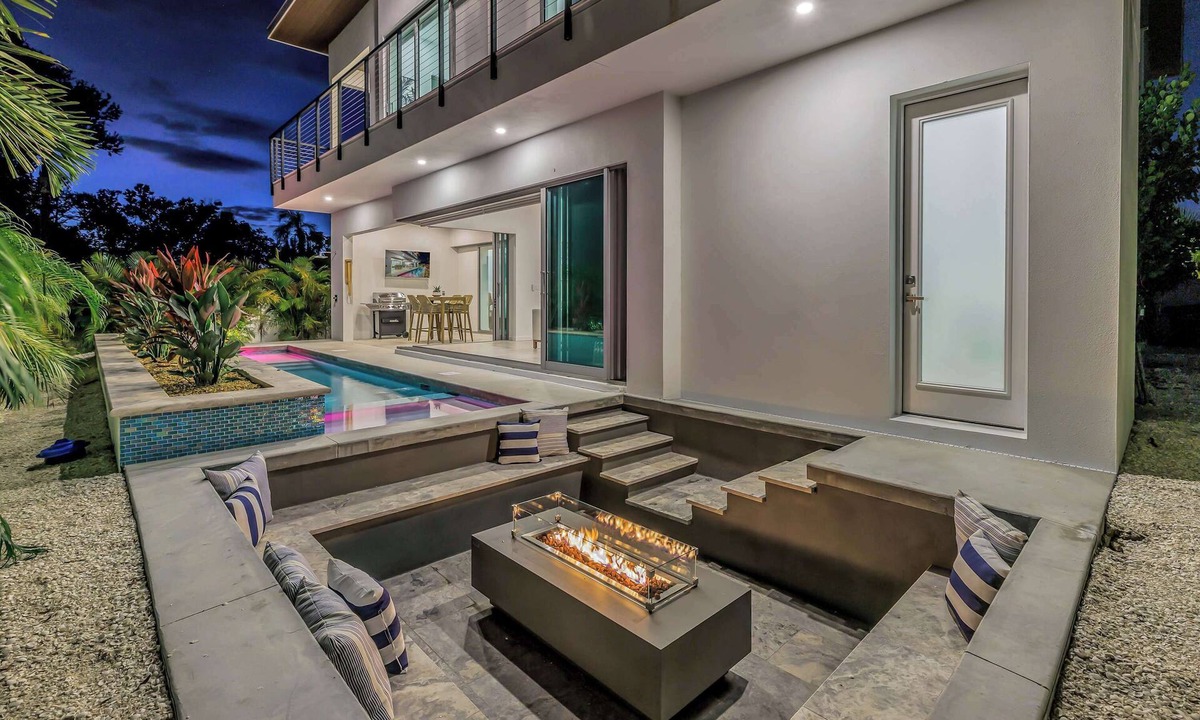 Arlington Park House | Luxury 6BR/8 Bath Villa w/Saltwater Pool, Spa & Fire Pit 26-005110
