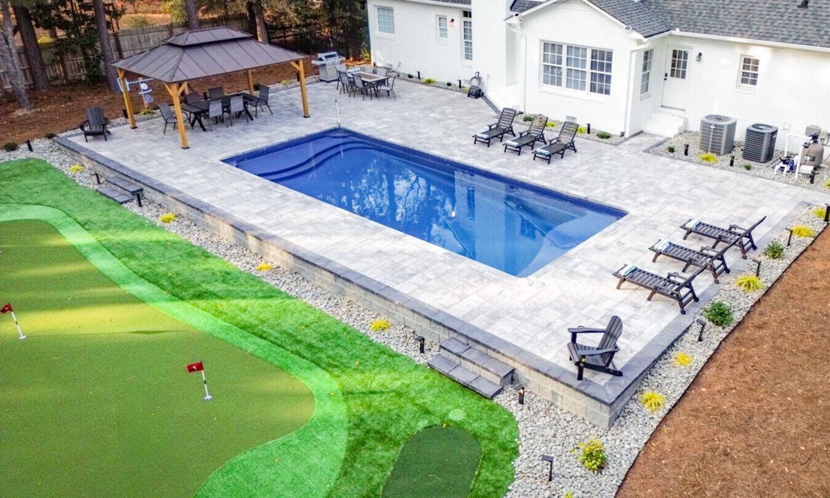 Southern Pines House | Luxury Golf Retreat - Simulator & Short Game Setup