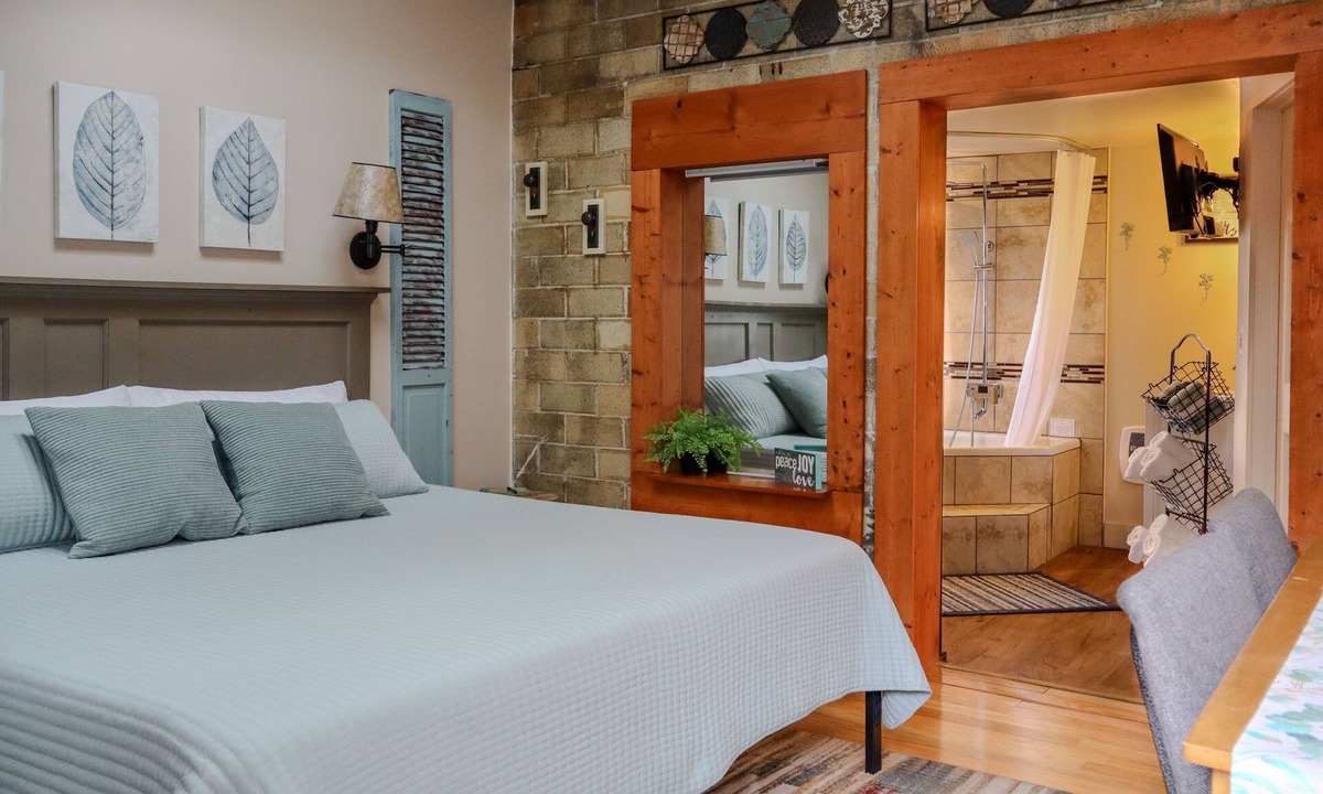 Logan Hotel | Luxury King suite with air-jet jacuzzi , private entrance & deck